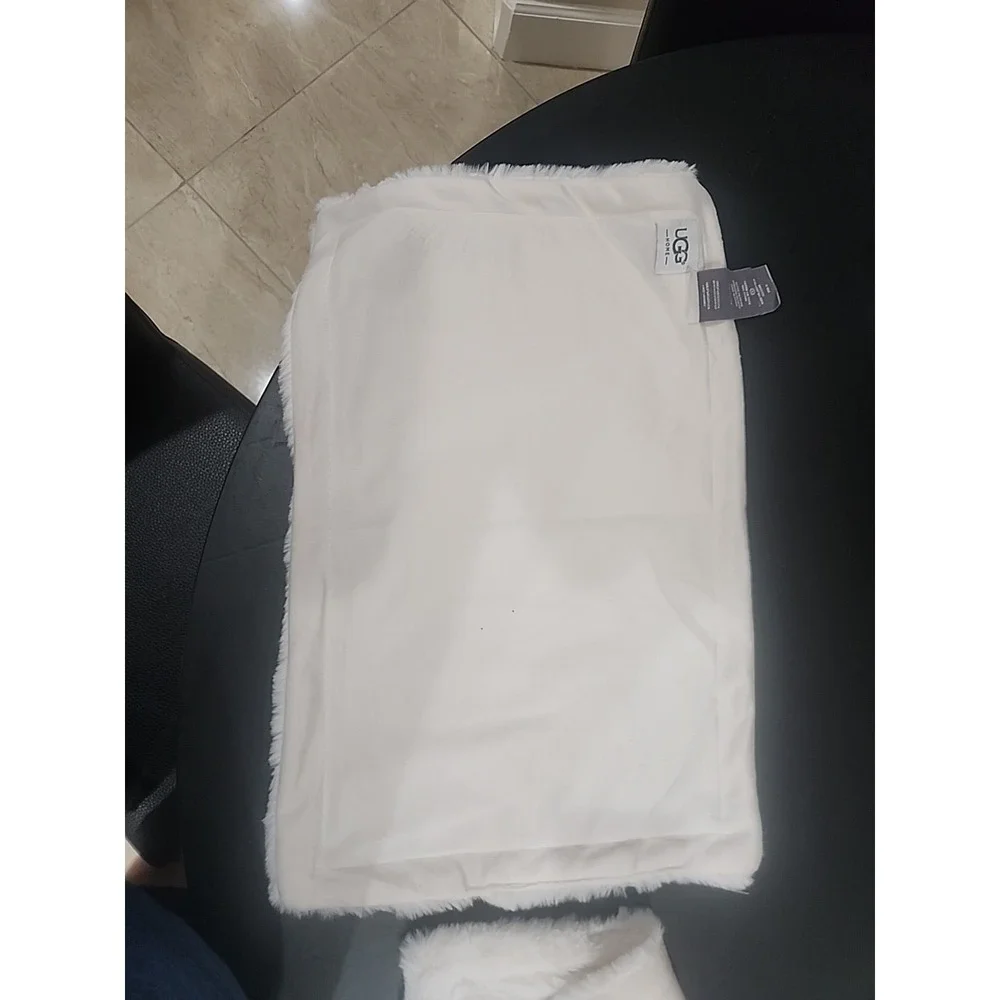 Set of 4 RARE HTF UGG‎ Polar Placemats Snow / White